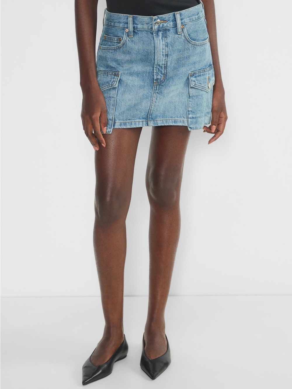 Aritzia the 90s mid rise cargo mini skirt